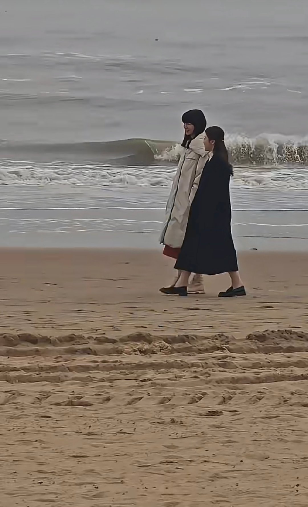 阿那亚偶遇陈梦 海风与惊喜撞个满怀！在阿那亚偶遇陈梦和李艾，李艾高挑身姿超抢镜，