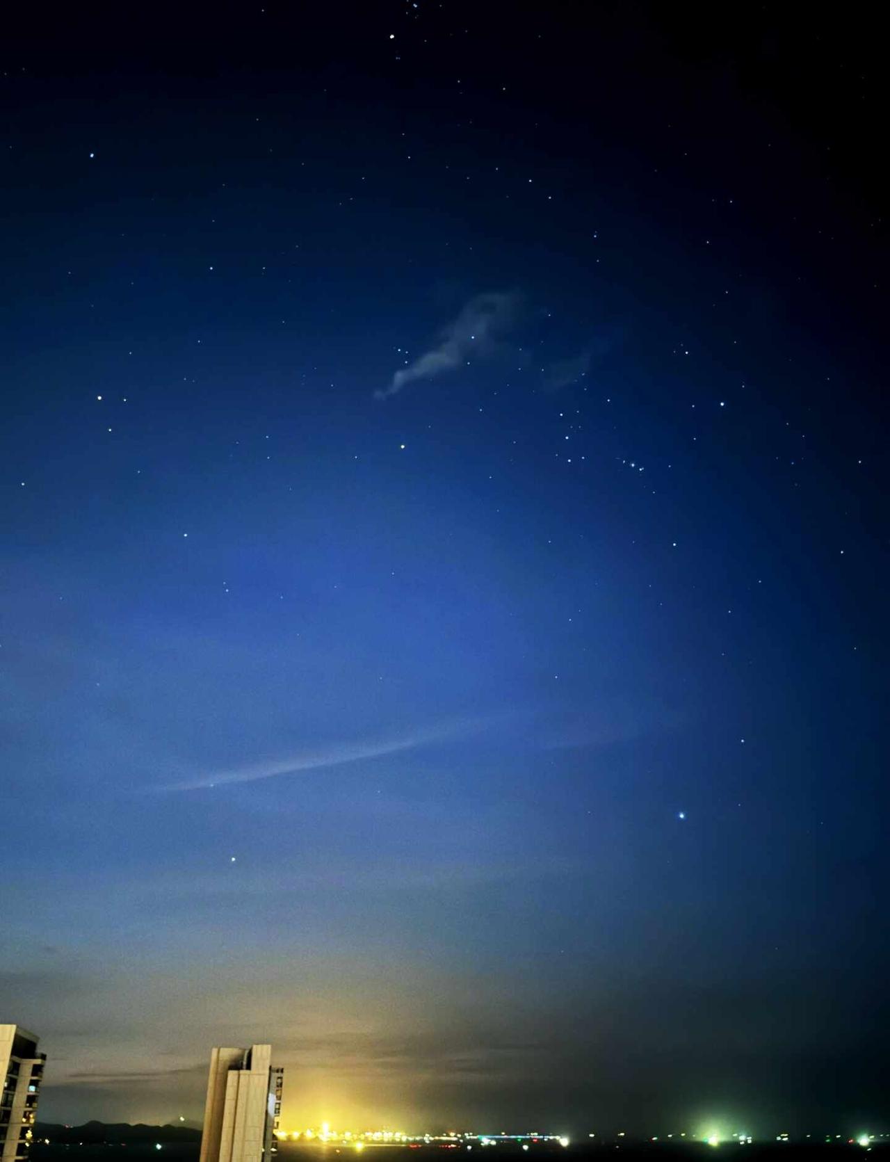海上超大咸蛋黄
我在汕头熬了个夜
从漫天星河到朝霞日出全过程
汕头的浪漫，一半是