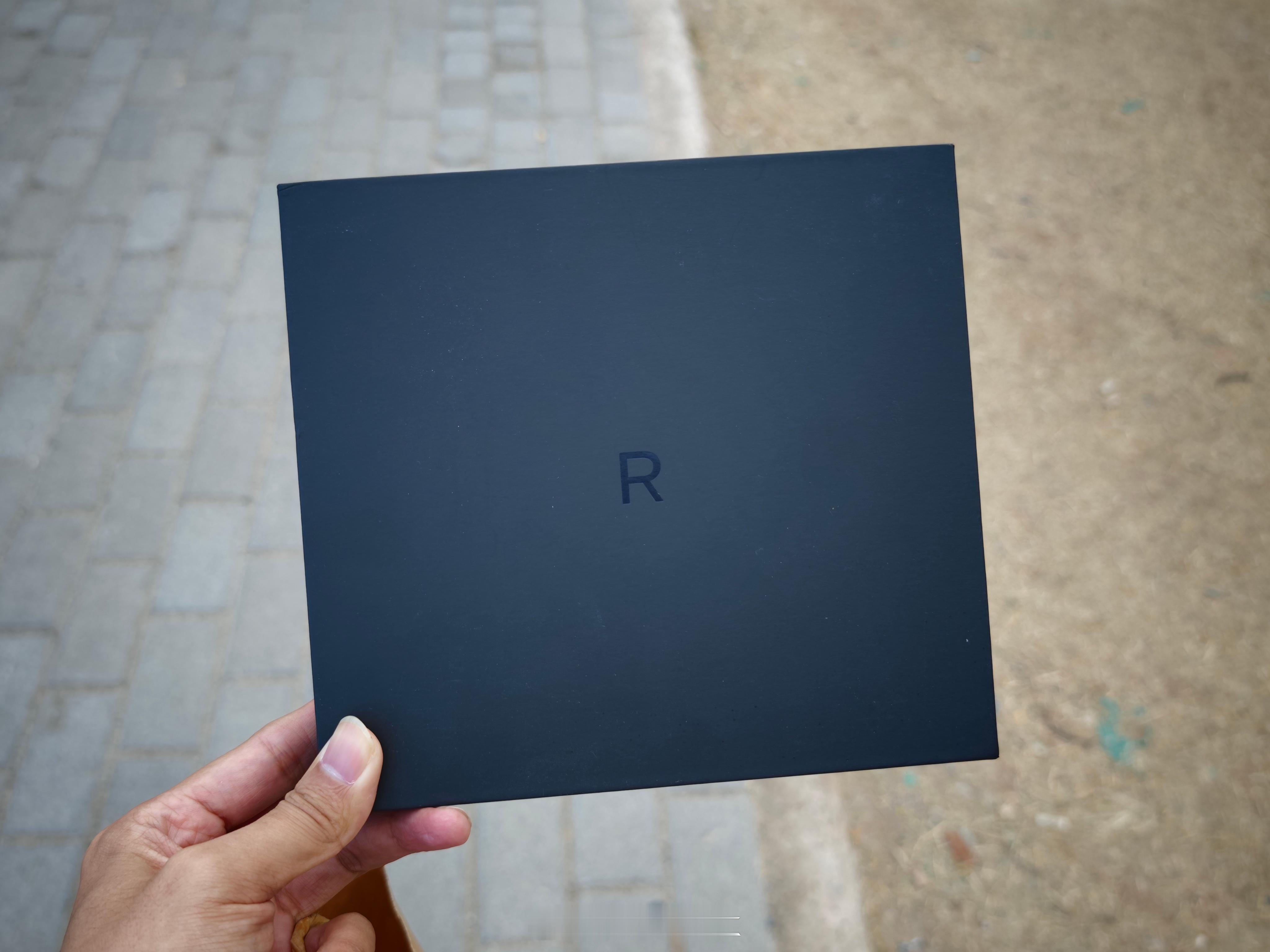 花了1400，买了一台坚果R1白色，收藏，这玩意绝版了，现在想买都难，我的购买旅