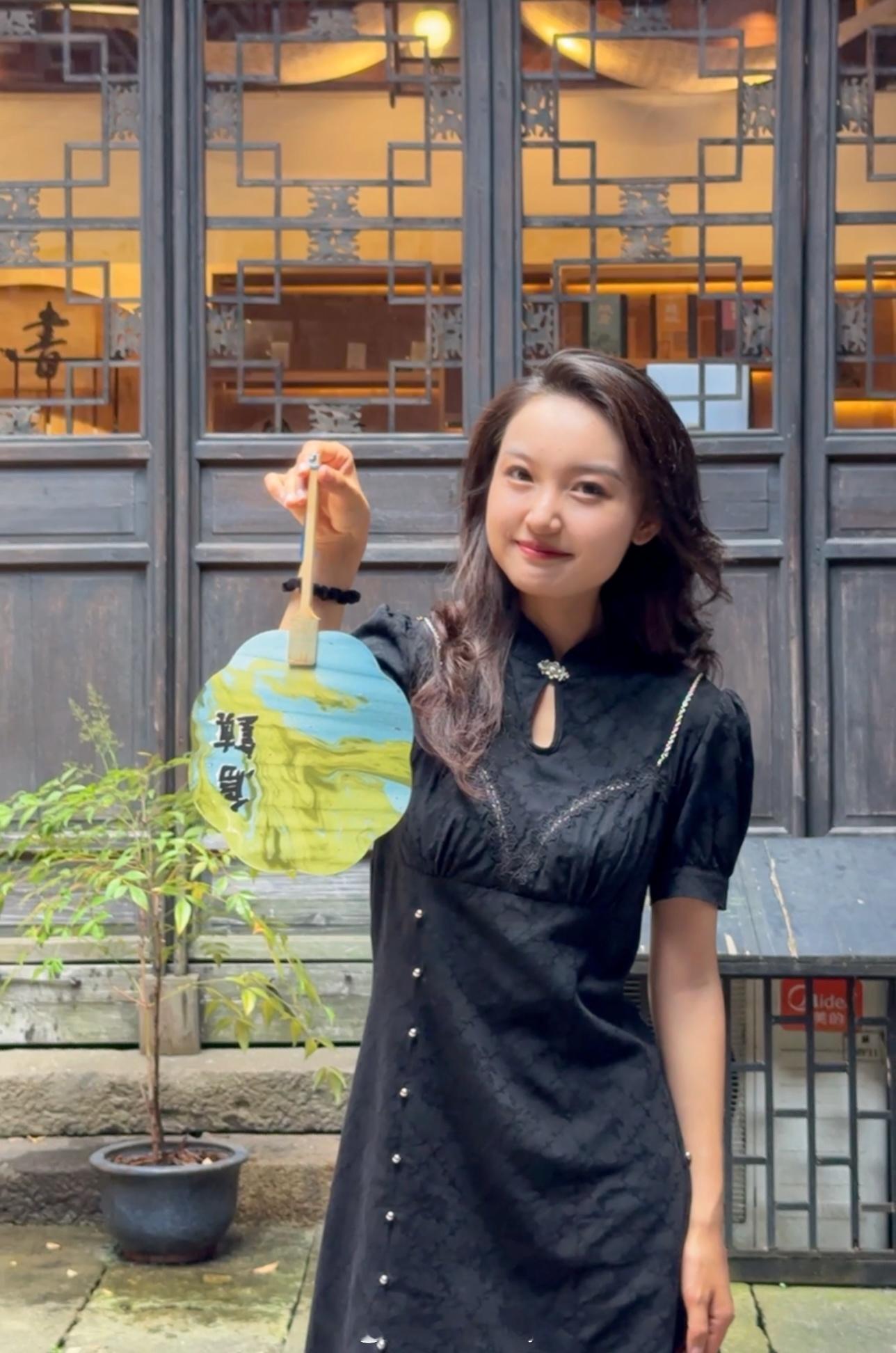 🌟咱们就是来体验一波非遗漆扇🌟漆扇是以天然大漆为主要材料制作而成的扇子，使