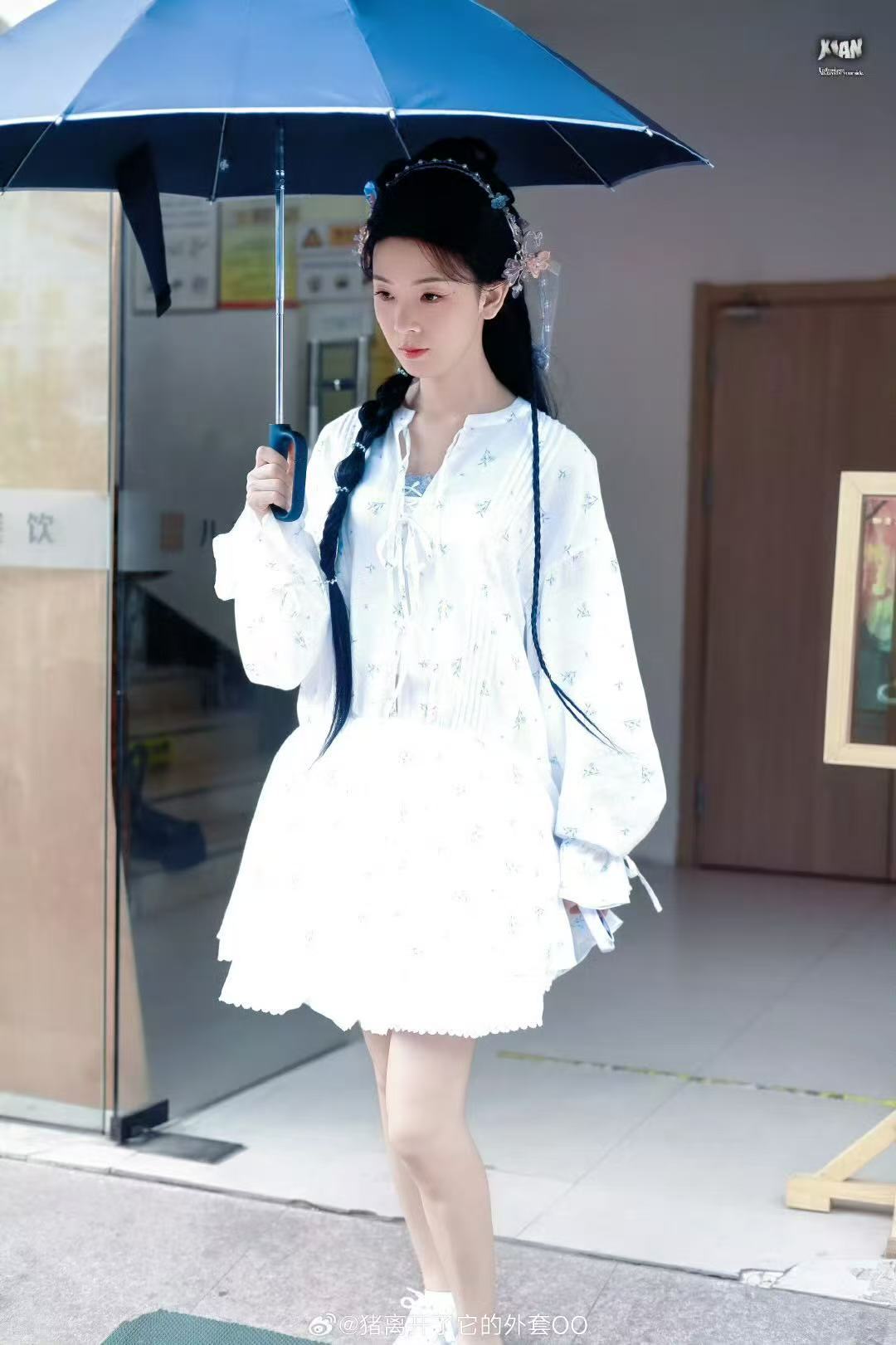 陈瑶聊斋出妆上班 陈瑶今日上班路透，期待她在《聊斋》中的表现！ ​​​