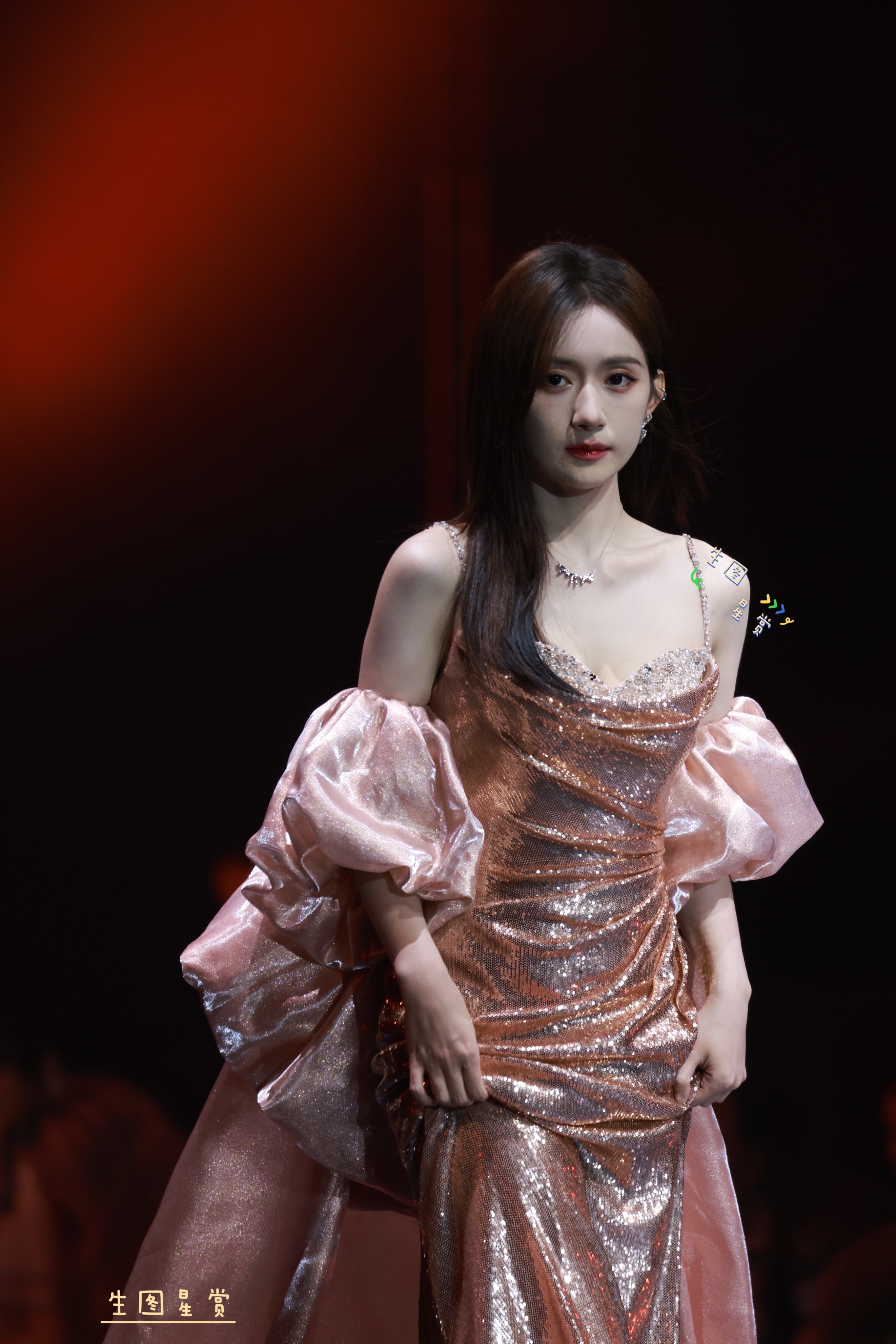 蒋舒婷250607风尚大赏T台秀，玫瑰金色熠熠生香💎✨ ​​​