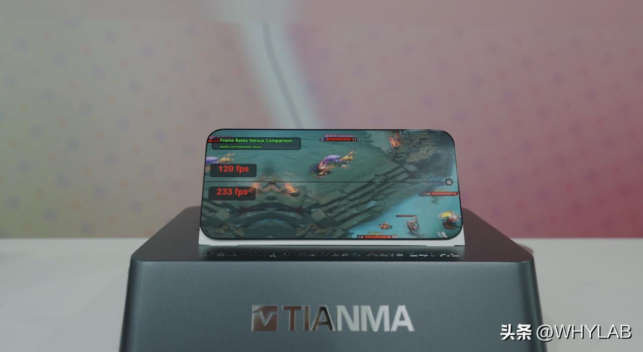 在天马拍到了接下来的 240Hz 高刷屏 demo，1.5K 分辨率，LIPO 