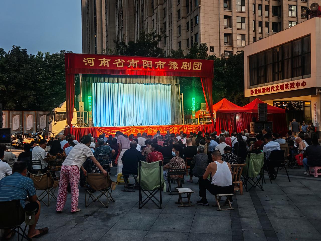 昨晚，河南省南阳市豫剧团走进白庄社区开展公益演出，现场被观众围得水泄不通，氛围格