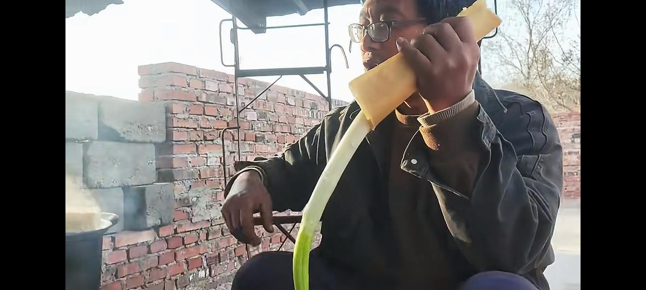 衣食无忧少折腾，渐行渐远亦从容。身后腾出广阔地，好让高人施高风。