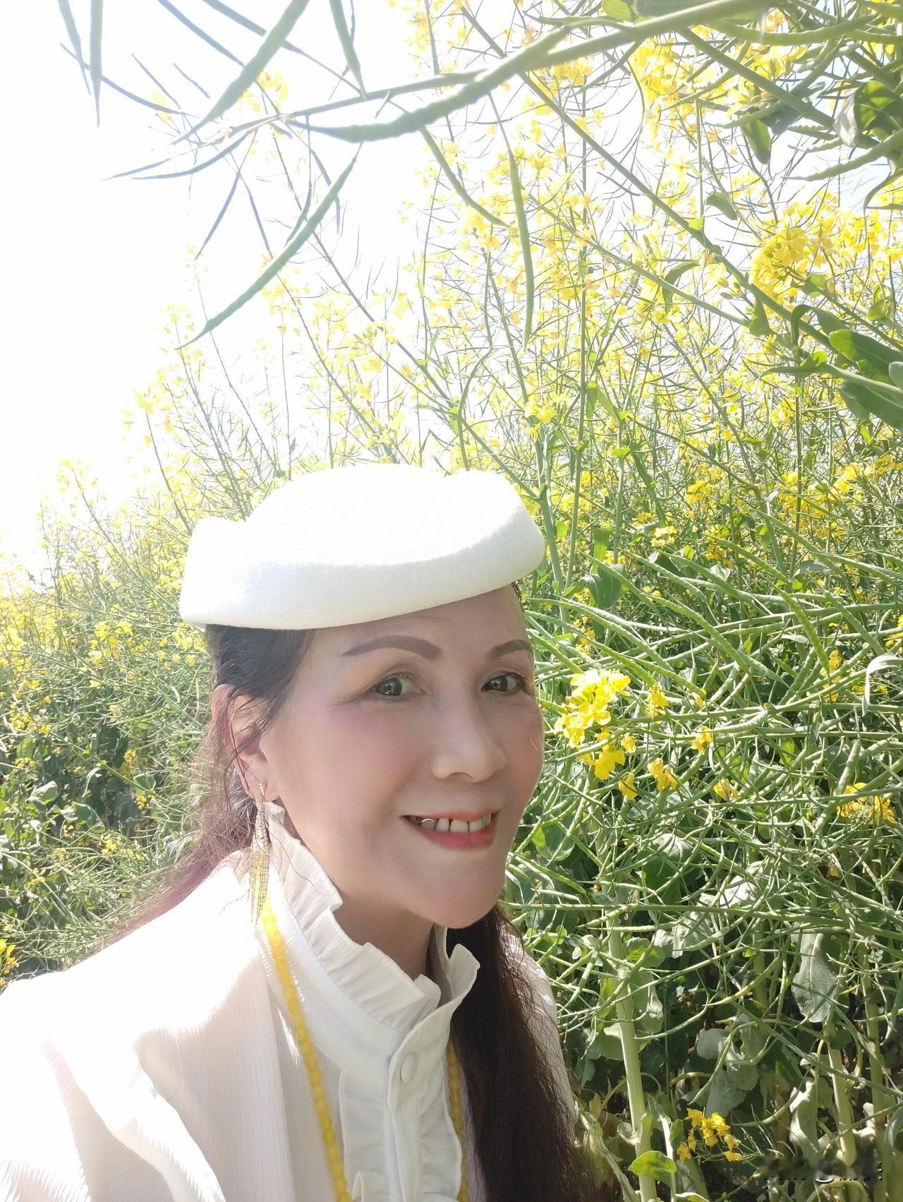 春暖花开时，油菜花田就像一片金色的海洋。油菜花盛开吸引众多游客观赏，那绚烂的色彩