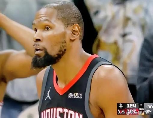 看着乌度卡，杜兰特一脸无语的表情。

杜兰特都打成这样了，火箭竟然还输了，而且输