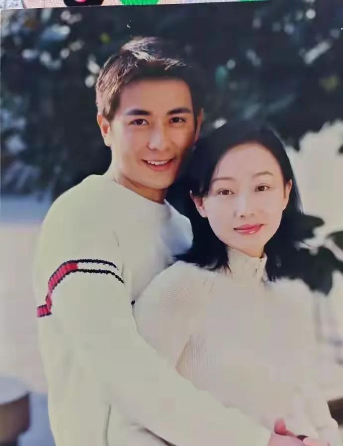 保剑锋出轨风波继续发酵，汪海林补瓜：黄慧颐曾经跑到剧组持刀捅伤保剑锋！

原本是