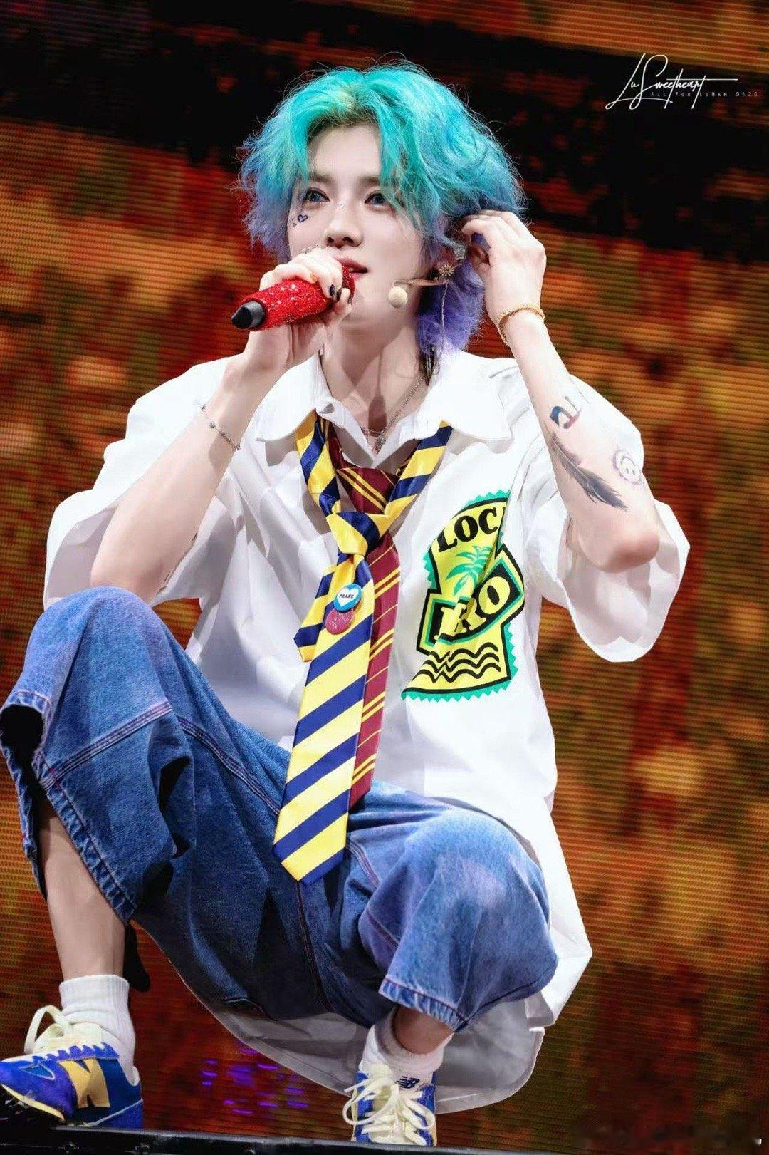 鹿晗白衬衫男大这个鹿晗太乖了 谁懂白衬衫鹿晗的杀伤力！布料挺括却掩不住少年气，站