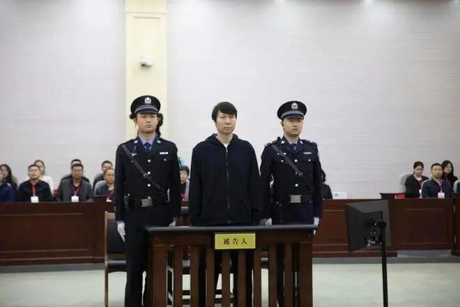 李铁的铁刘海为什么还在？

近日，湖北湖北省咸宁市中级人民法院一审公开开庭审理了
