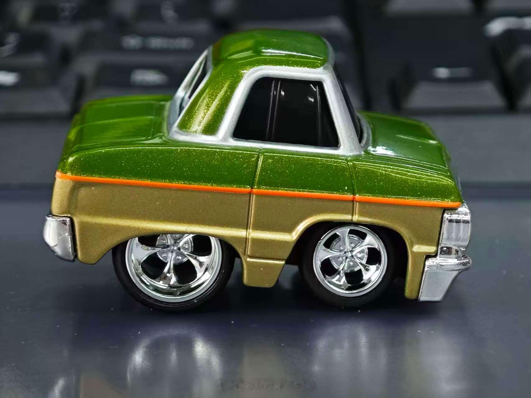 是日烂胶 CAR TUNED 其实这个牌子的名字是不是一语双关：改装车/卡通然后