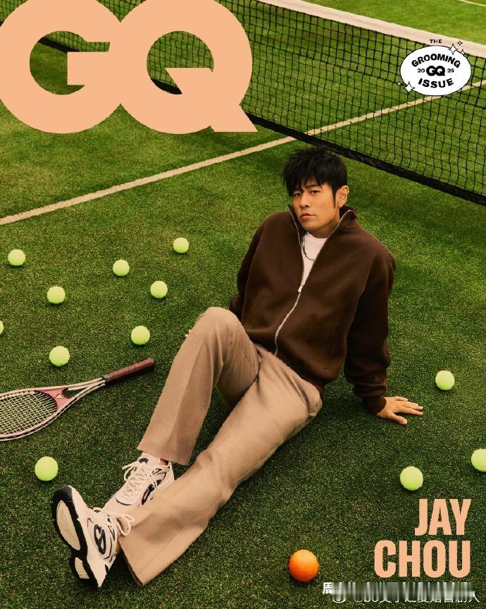 哇塞！周杰伦登上台版 GQ 九月封面，一身穿搭尽显潮流品味。封面中的他随性自然，