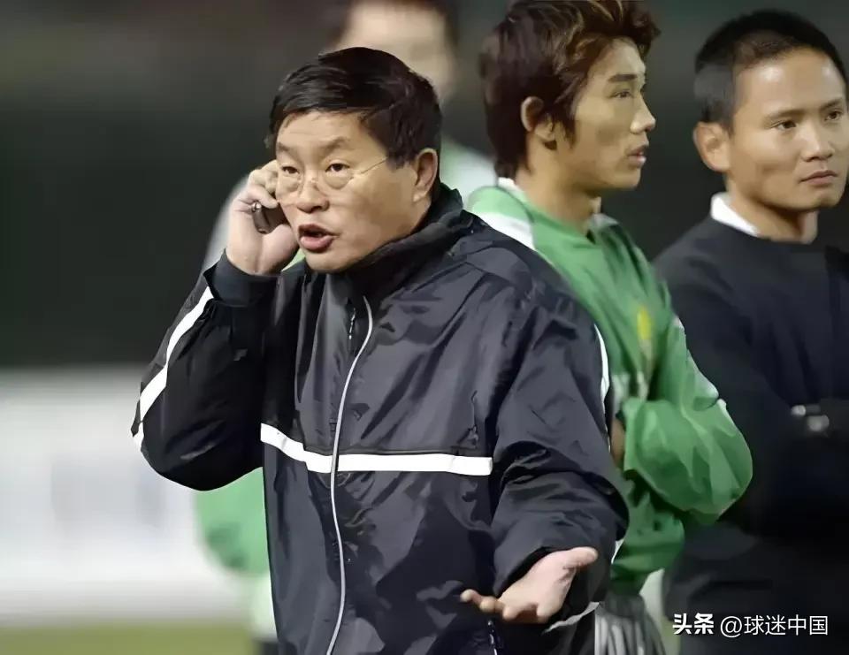 杨祖武对内外有别原则极强：对外媒体、足协、对手俱乐部寸步不让，对内再骂回头给塞瓶