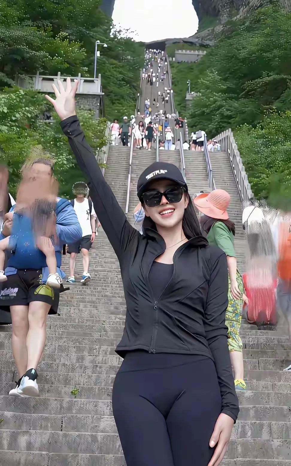 别说人长的怎样，这个范就够讨人喜欢了。