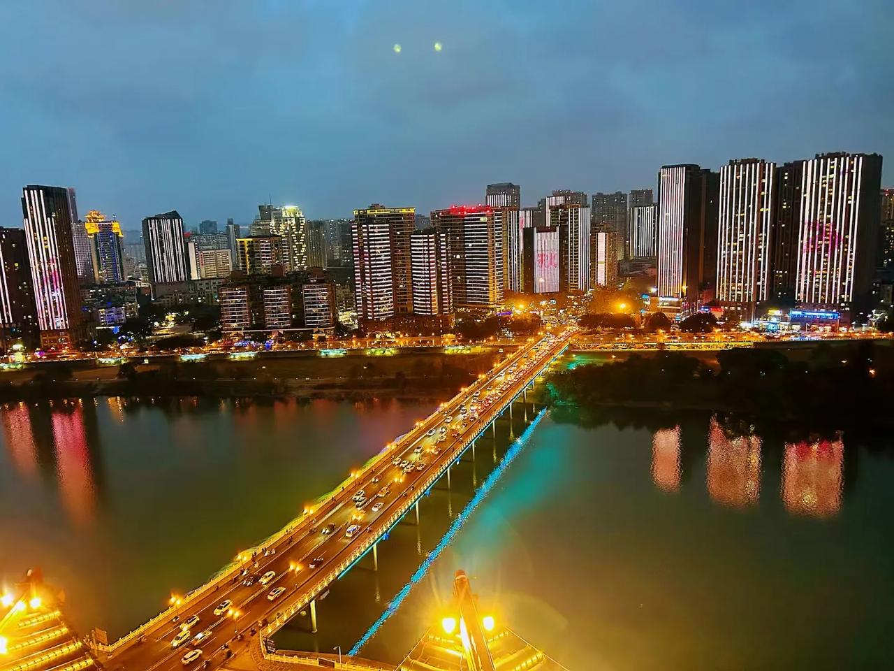 骊山旅友快乐行……四川绵阳夜景。
  从云南回家驱车过四川，欣赏一下绵阳市夜空下