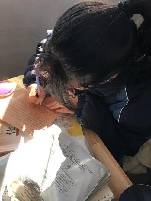 昨天晚上我是一夜未眠，女儿的成绩只能选择民办本科或者公办大专。女儿哭红了双眼，不