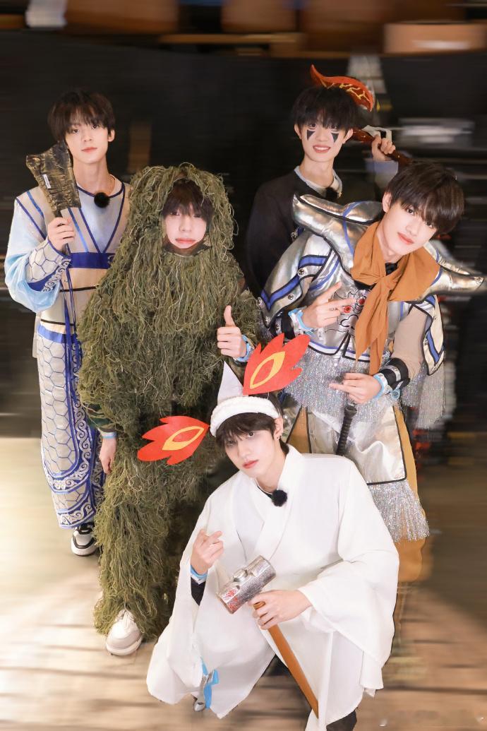 #登陆少年欢乐谷万圣节装扮##登陆少年五只小鬼# 瞧，登陆少年在欢乐谷万圣节呈现