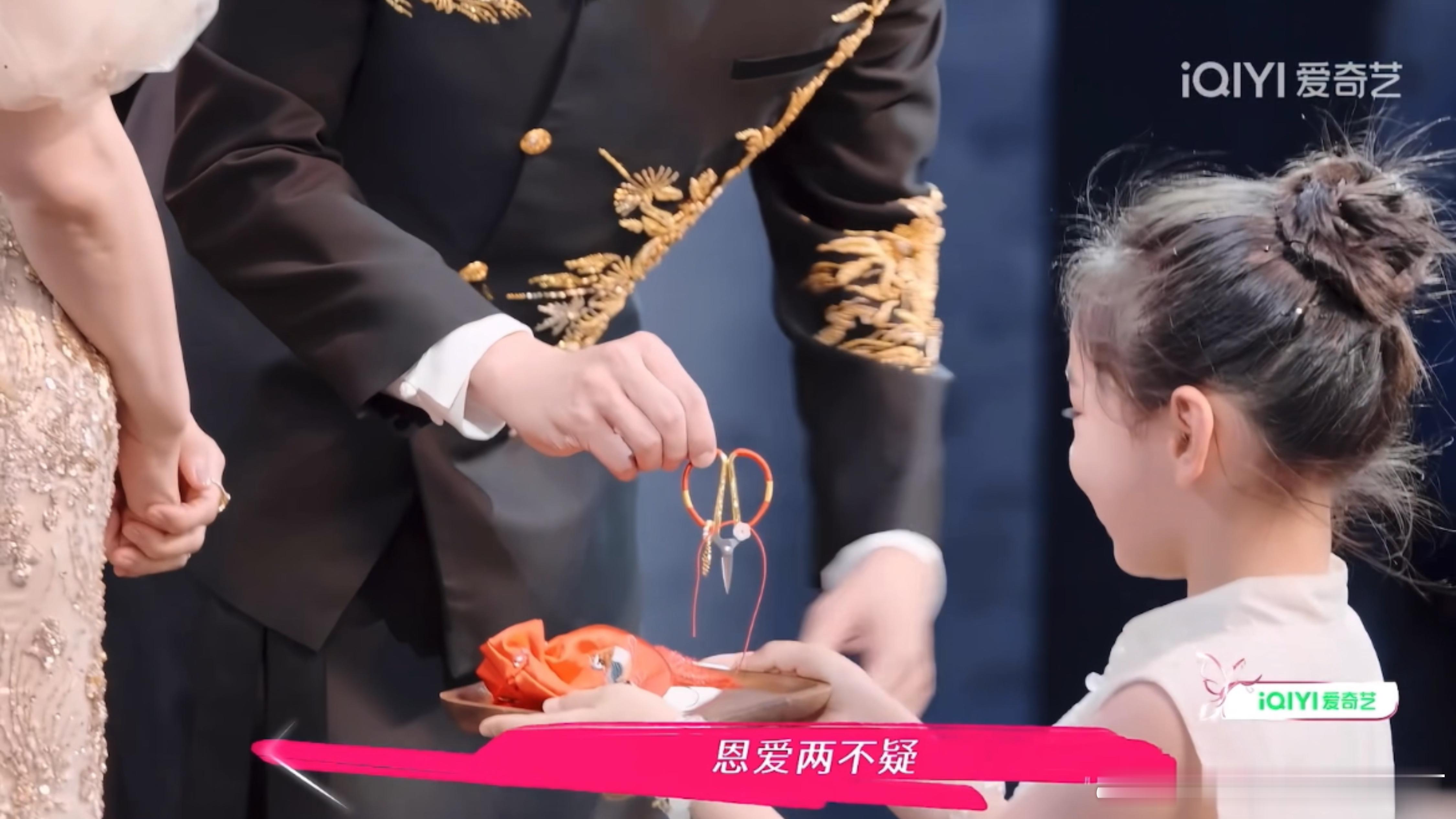 小酒窝给张维伊董璇当花童董璇张维伊婚礼花童是小酒窝这个画面也是有点幸福了 ​​​