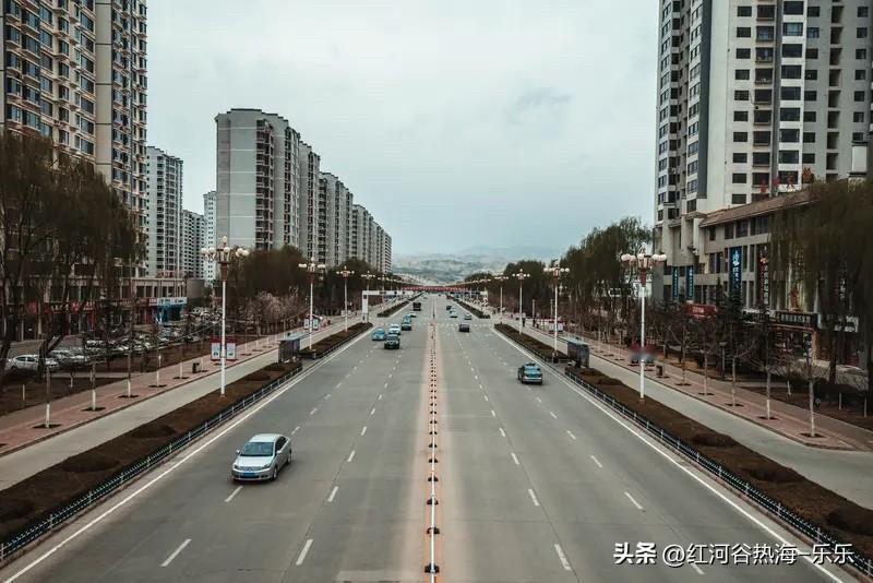 小城市消费这么强劲。
其实还和现在年轻人不愿意吃苦，不留在大城市，毕业以后就返回