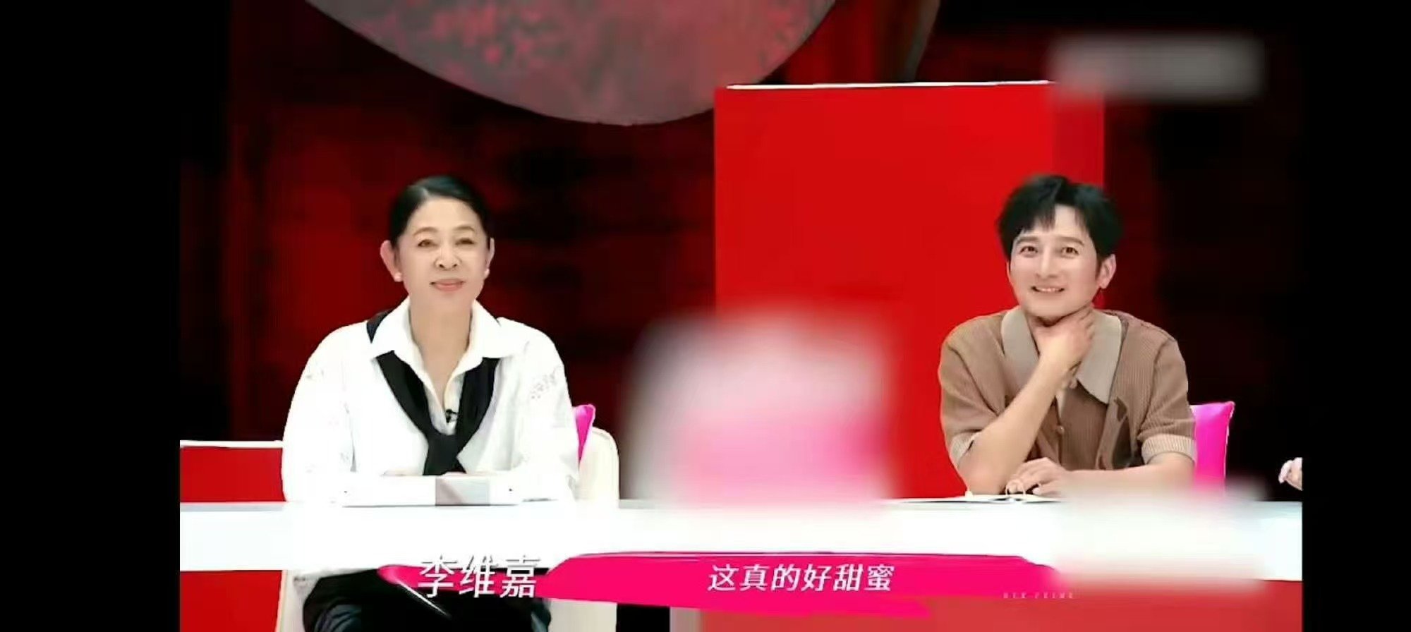 李维嘉说谢娜爸妈就是父母爱情 姐姐当家 连自我介绍都这么有默契，一个接话一个笑，