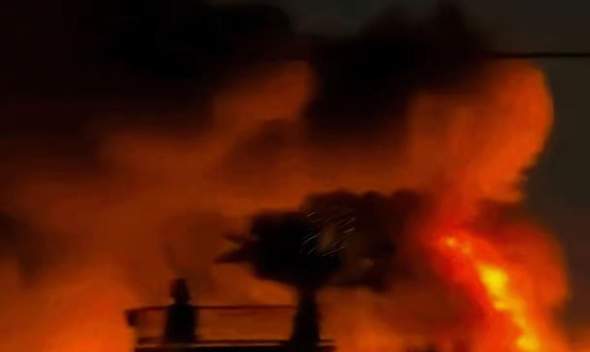 3月21号凌晨，伊拉克首都巴格达出事了，火光冲天。
 
这团火不是普通火灾，是巴