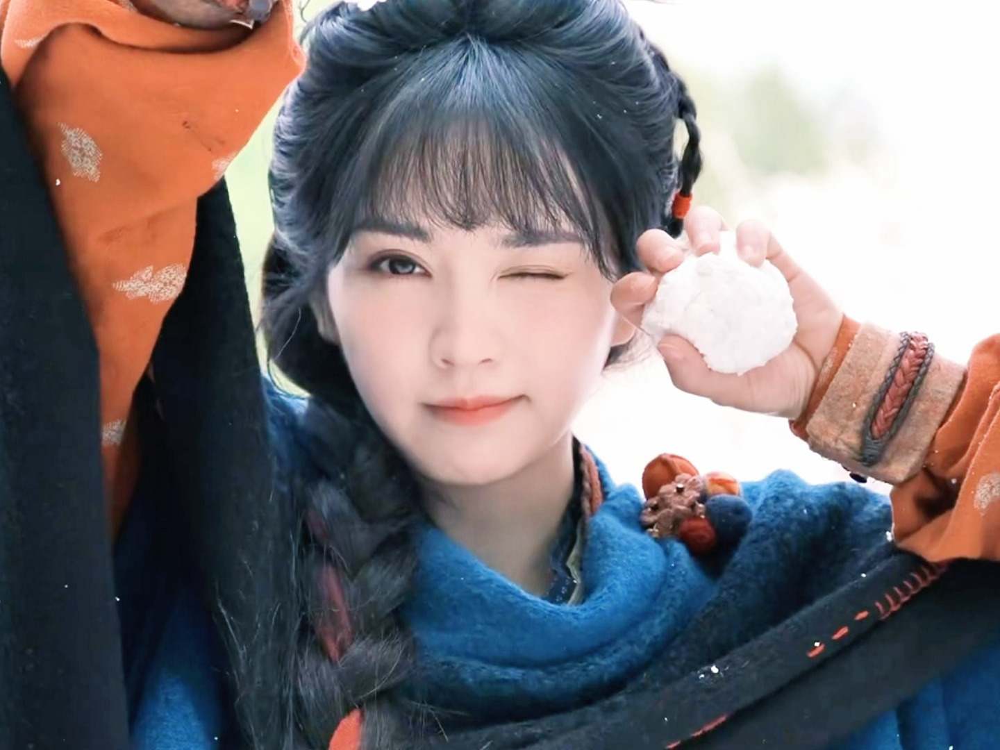 雪地里玩雪的小猫咪    ៸៸᳐⦁⩊<៸៸᳐ ੭ﾞ🐾逐玉