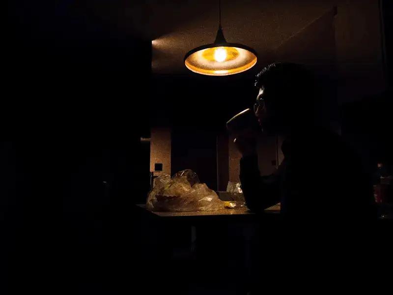 58岁的退休教师李阿姨，生活一直很低调。独自一人住在老旧小区的顶楼，没有子女，日