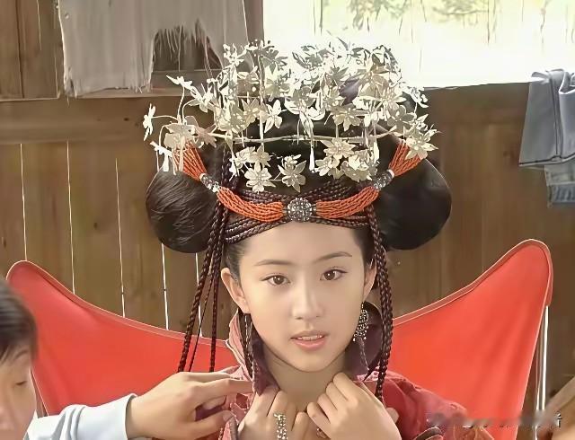 刘亦菲真是盛世容颜，这么多年不仅美貌不变，就连休息的椅子都不变。
刘亦菲如今也3