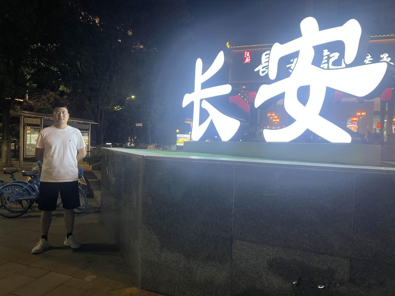 晚上带娃到桥梓口转了一圈，可能刚放暑假的原因，感觉人还不是很多，吃点烤肉回家睡觉