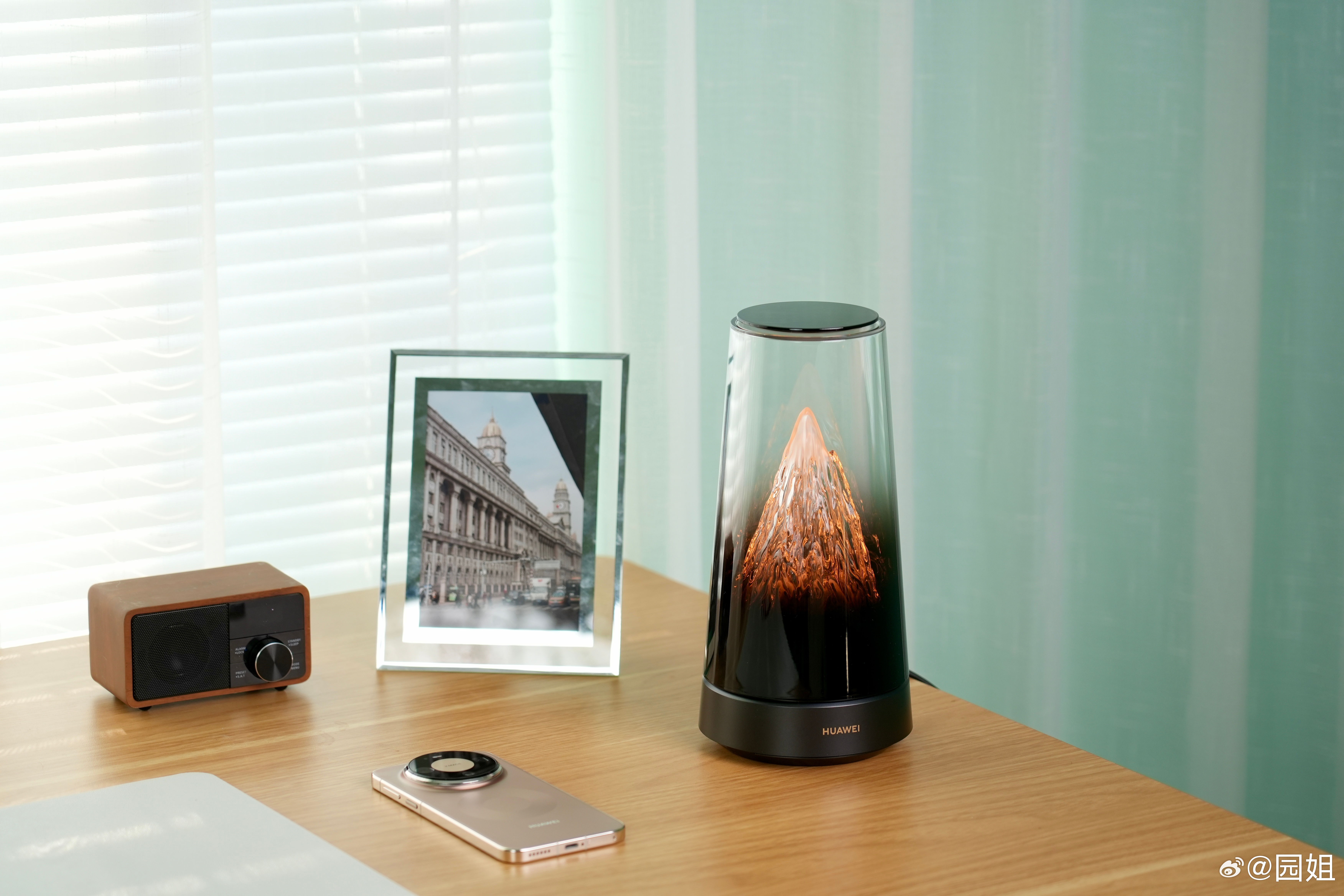 华为路由X3 Pro日照金山，路由器本就是家庭必备都产品，很多厂商只考虑信号怎么