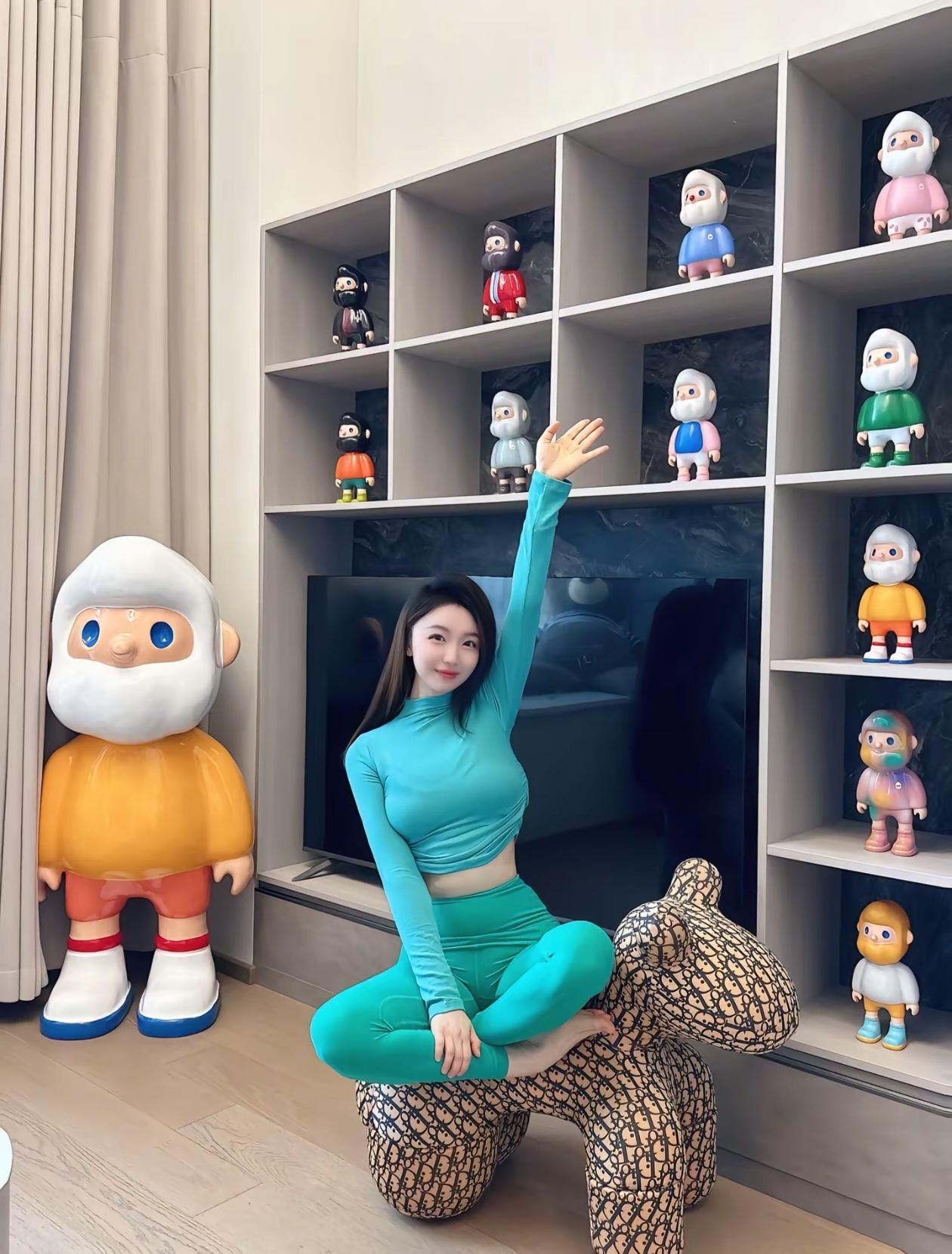 元气少女与萌趣玩偶的甜蜜合影💖