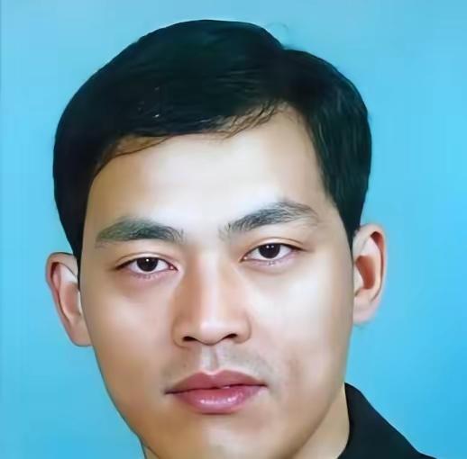 1997年8月15日，37名武警悄悄潜入了龙合村，打算将悍匪万光旭逮捕归案，可没