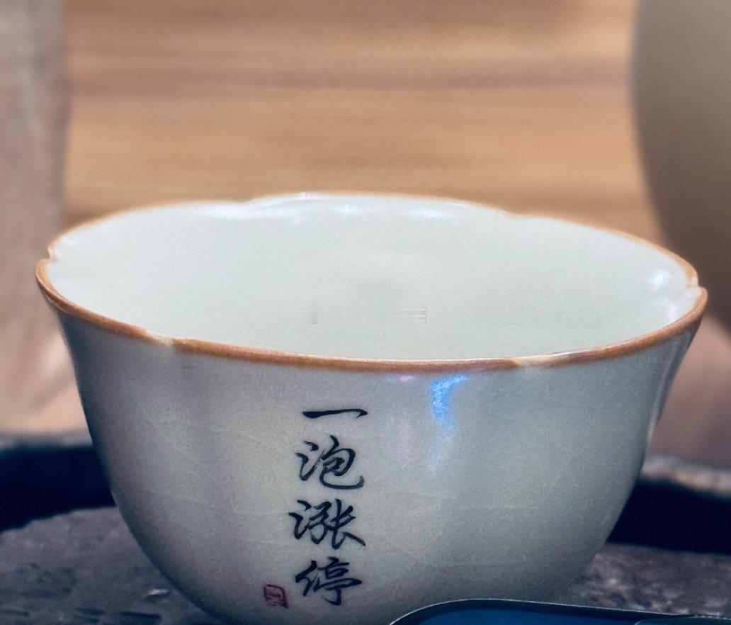昨天尾盘回落明显，同时出现炸板潮，本质还是特朗普当选的一波情绪化刺激，市场大势并