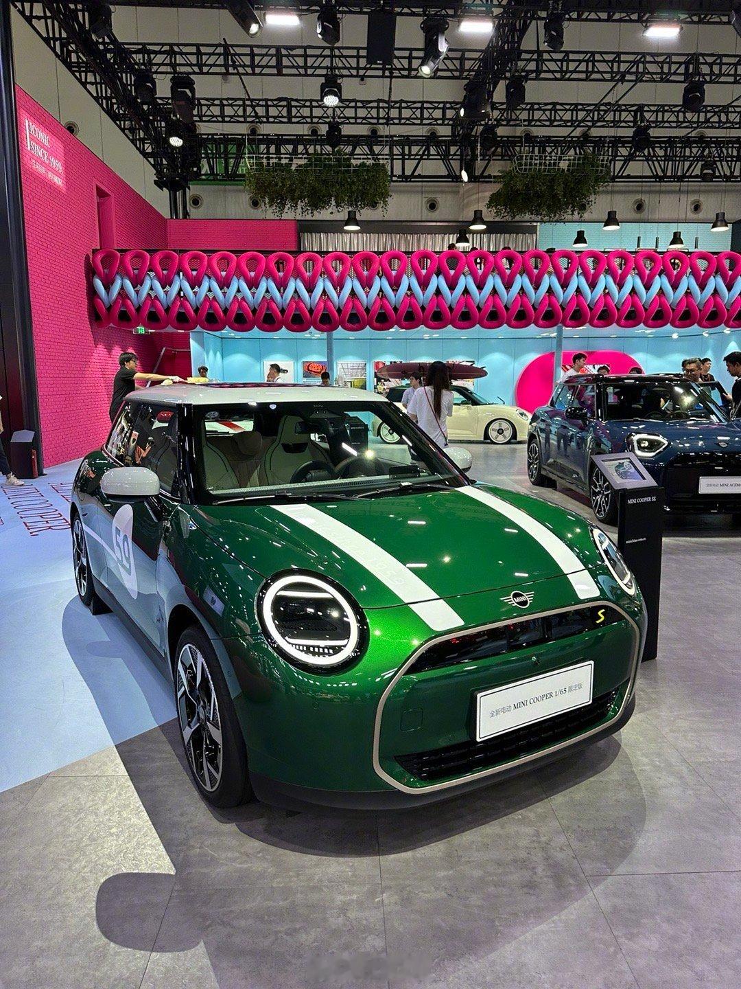 #2024成都车展# MINI展台都是萌萌哒，偶遇最帅男模​​​
