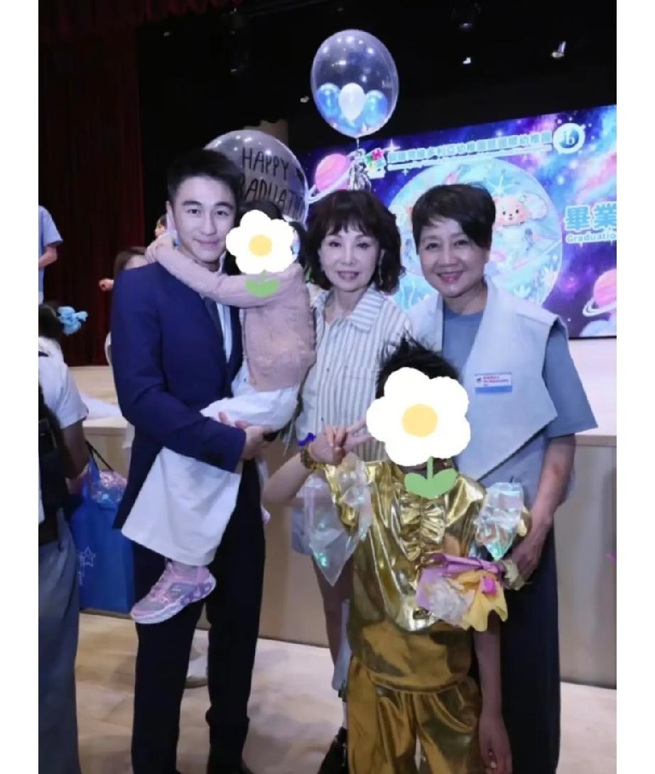 四太最爱的不是钱，是何猷君给她生的孙子孙女。