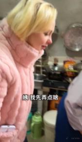 当老外在中国过年 集市上，一个老外被糖画摊吸引住了。他看着师傅用糖汁画出各种图案