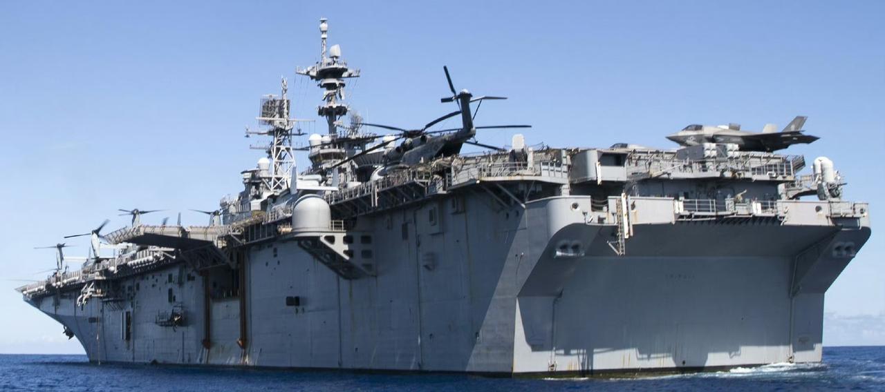 M军LHA-7“的黎波里”号两栖攻击舰（准航母）遭波斯导弹袭击，载5000余名官