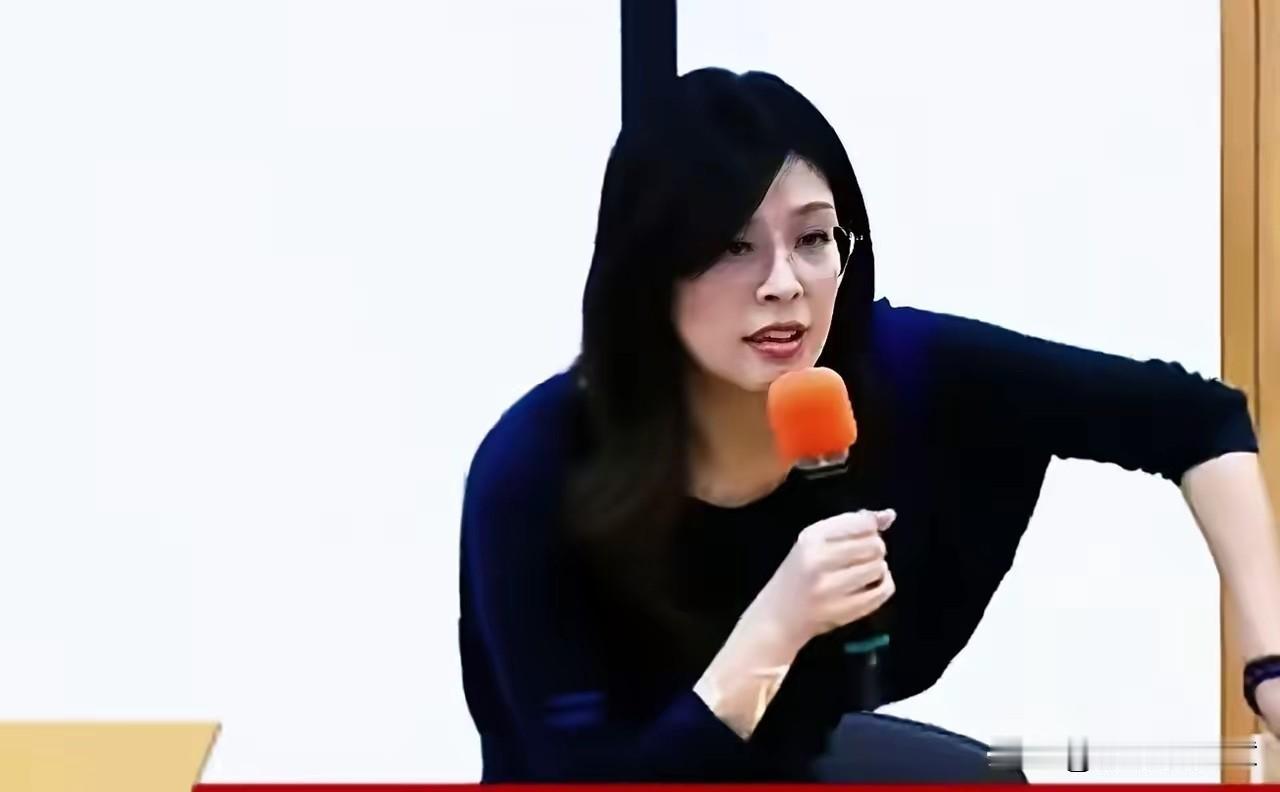 郑丽文可怕的不是他当国民党主席，最可怕的是她的演讲能力。

这话点透了一个政治人