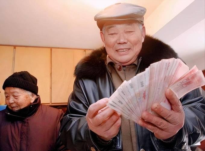 退休后才明白：养老金多少真不重要，够花就行，人这一辈子，年轻时为钱奔波，老了才慢