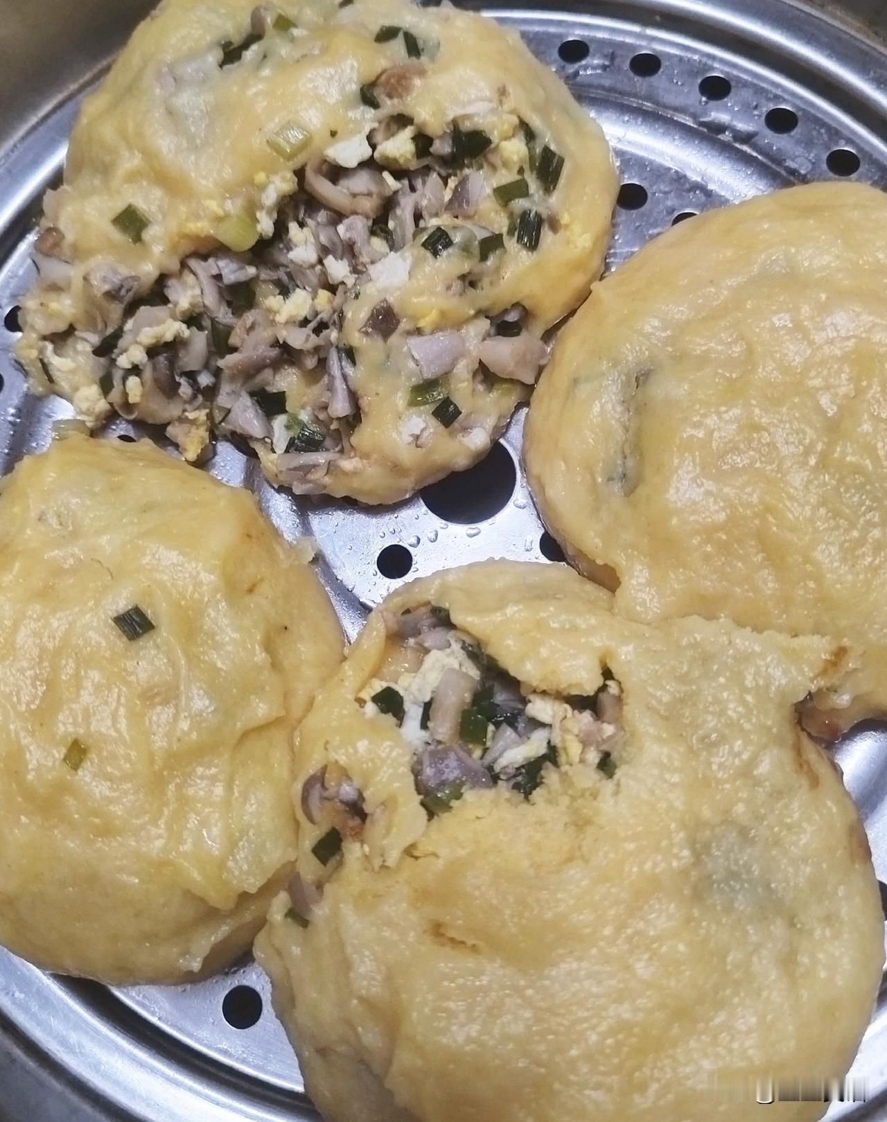 看，我做的菜团子！蘑菇鸡蛋韭菜馅儿[呲牙]幸亏我老公脾气好，不然一顿胖揍啊[捂脸