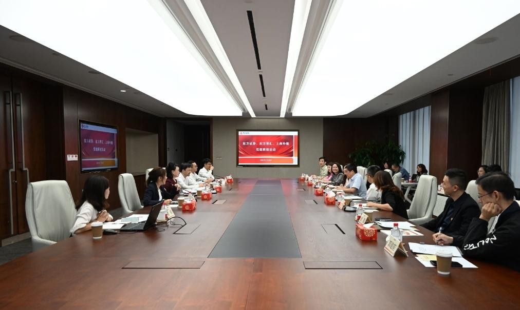 权力是什么？
是下属投过来的恭敬眼神，是走廊里此起彼伏的"领导好"的问候，是饭局