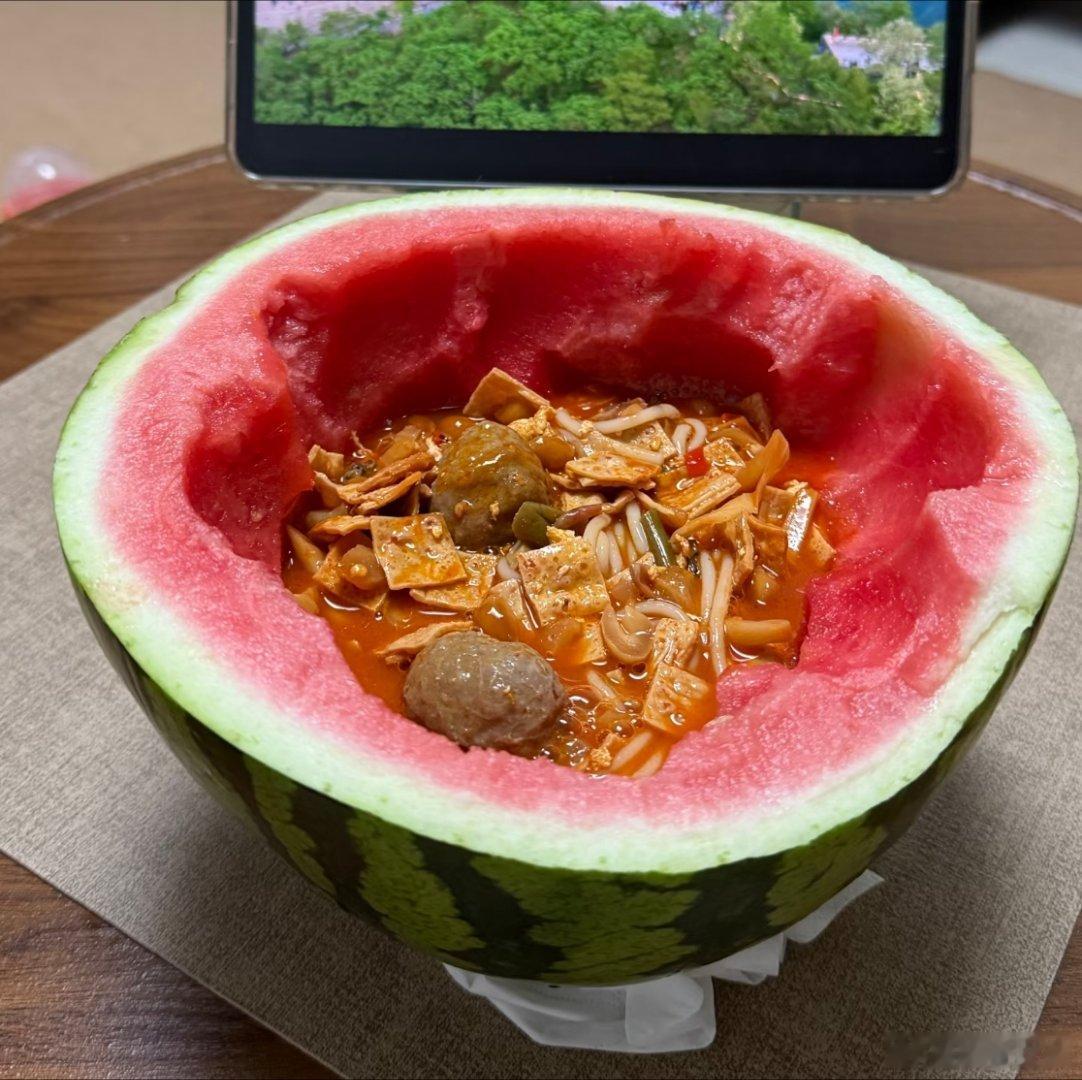 我不知道螺蛳粉你这是怎么了用西瓜壳跑螺蛳粉这个办法感觉不错欸！！准备拿冰箱里的西