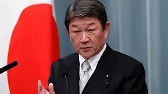 8月5日，日本外相开记者会，一个记者站起来，当着面问了两句话："你承认中国对台湾