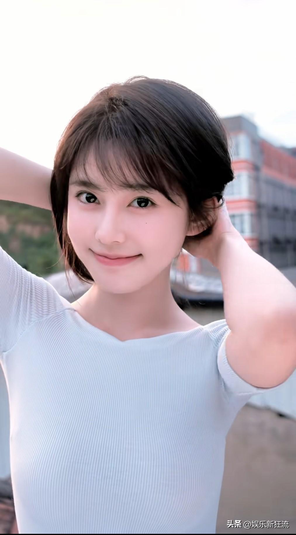 纯欲系少女街拍，甜度似棉花糖，应该各个年龄层都喜爱这款吧。美女街拍照 街拍照景 