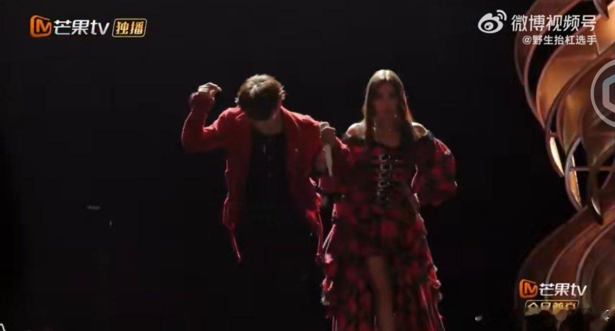 颜人中王赫野不要再打了声生不息 颜人中王赫野这画面太有喜感！帅气登场后秒变斗舞“