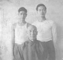 叶步青，叶问1950年赴港后第一批入室弟子。师承谱系：陈华顺→叶问→叶步青。早年