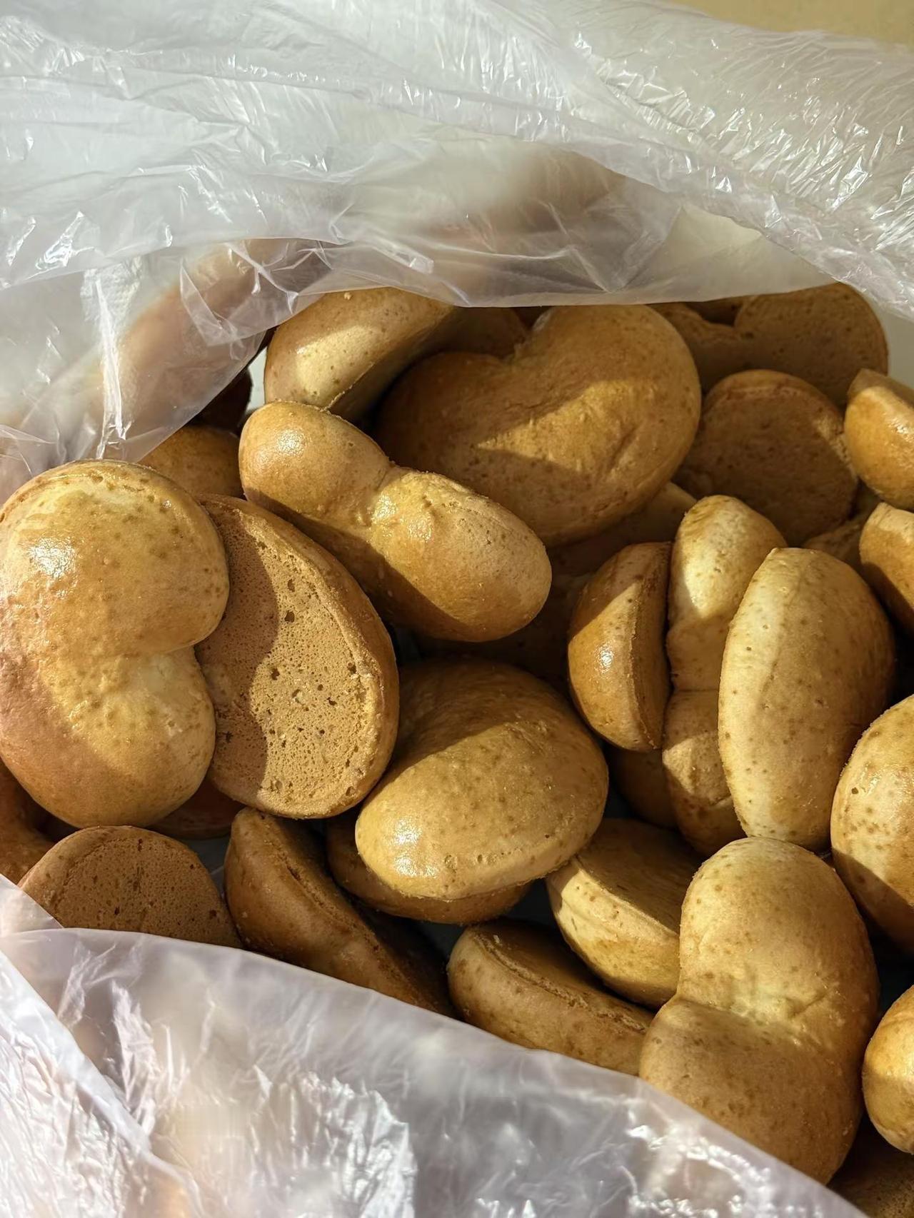 老石刚打电话来说，怎么还不回来呀？等你们。拿猪腰饼回来吃呢！我说今天农历二十八，