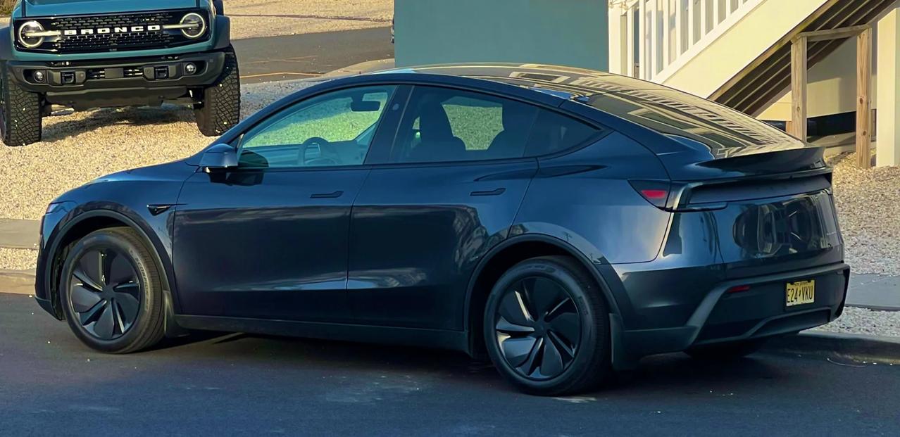 特斯拉即将推出降薪版Model Y
售价大概15-17W
❶取消车顶玻璃改成金属
