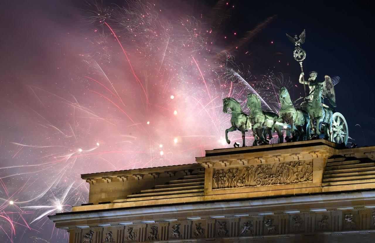又一年即将结束。今晚，柏林将举行德国最大的跨年派对！成千上万的人聚集在勃兰登堡门