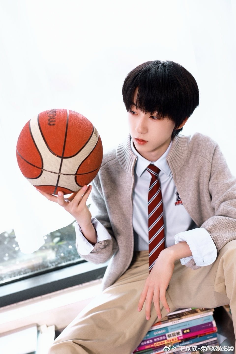 杨博文的第一条角色博在杨博文怀里躲过扫射哥控 解锁杨博文全新角色魅力，怀抱成最安